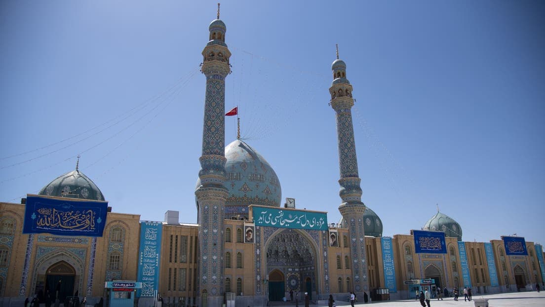 Irán iza la bandera roja como símbolo de "venganza" por los atentados cerca de la tumba de Soleimani