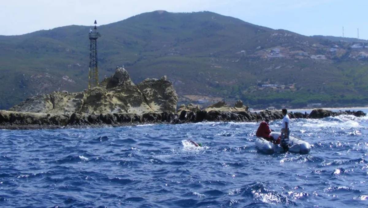 Rescatan a 4 migrantes que iban en lanchas de juguete hacia España