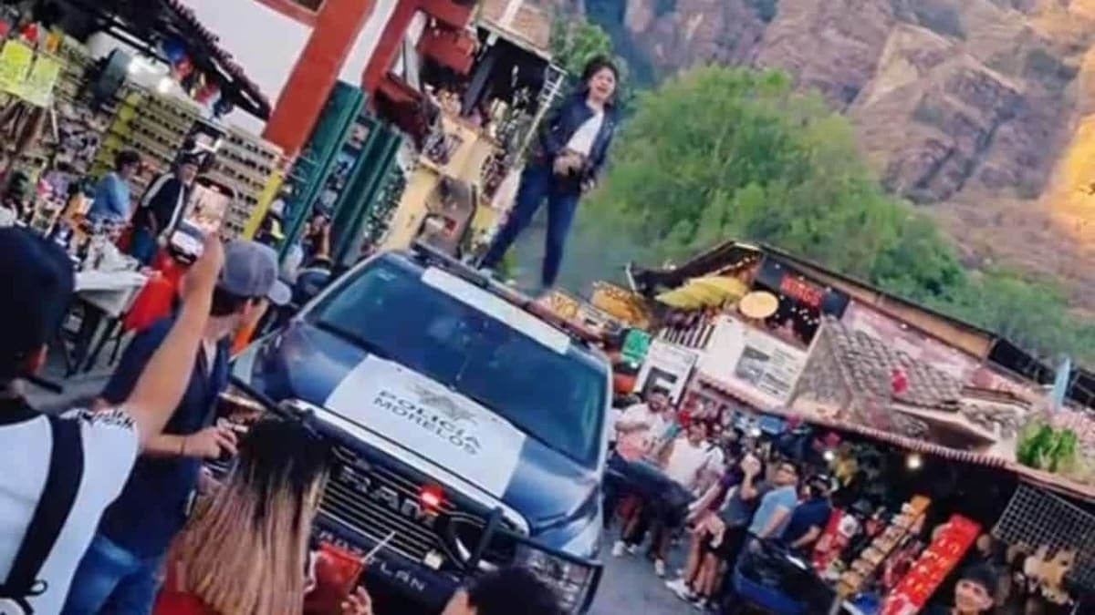 VIDEO: Mujer baila sobre una patrulla en Tepoztlán, Morelos y causa polémica en redes sociales