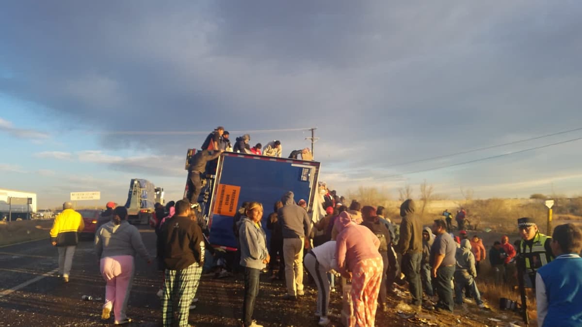 Rapiña de cerveza tras volcadura de tráiler en Gómez Palacio