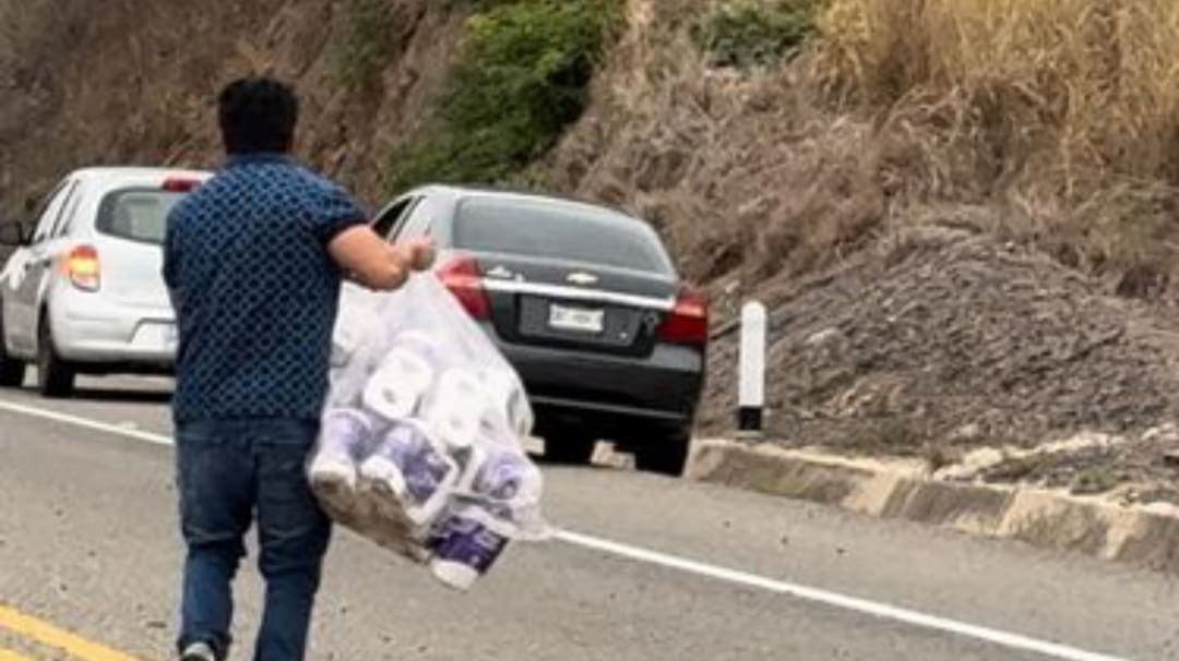 VIDEO: Captan a funcionario rapiñando camión tras accidente en Chiapas