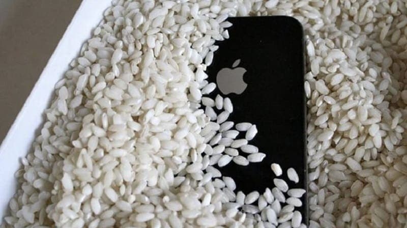Apple revela una forma segura de secar un iPhone, y no es con un paquete de arroz
