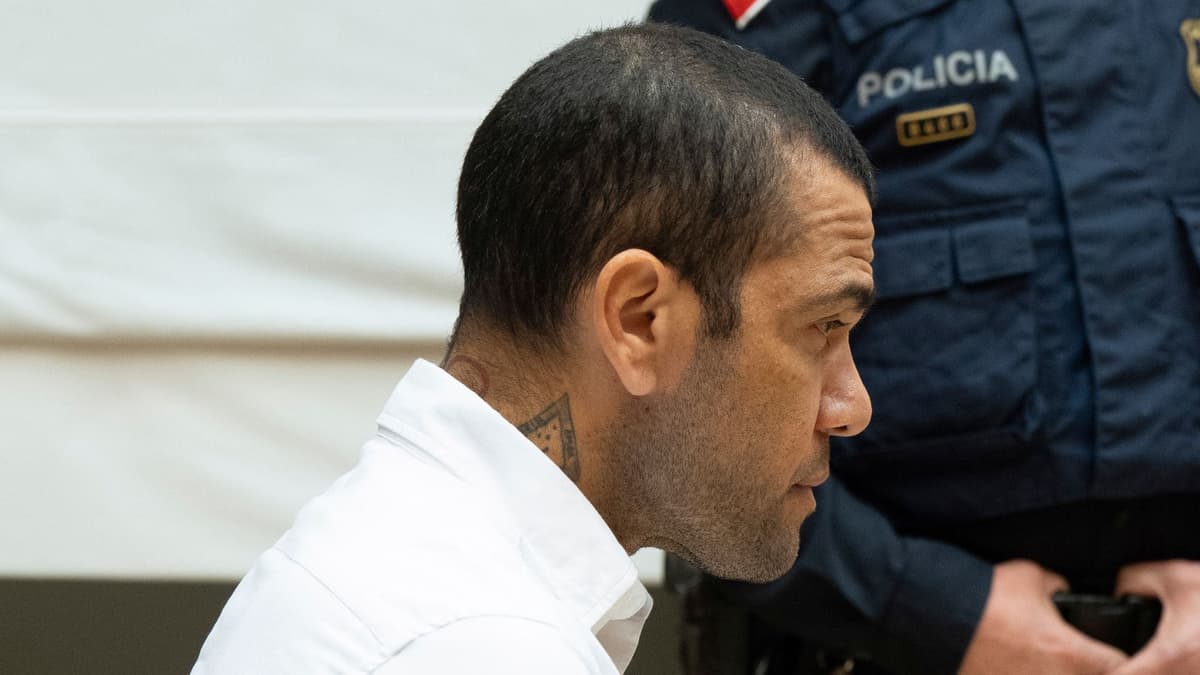 Condenan a Dani Alves a 4 años y medio de prisión por agresión sexual en España