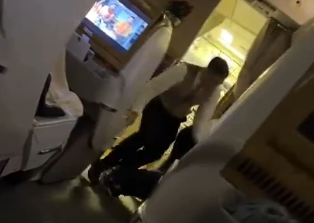 VIDEO: Pasajero 'pasado de copas' le da cabezazo a azafato durante vuelo