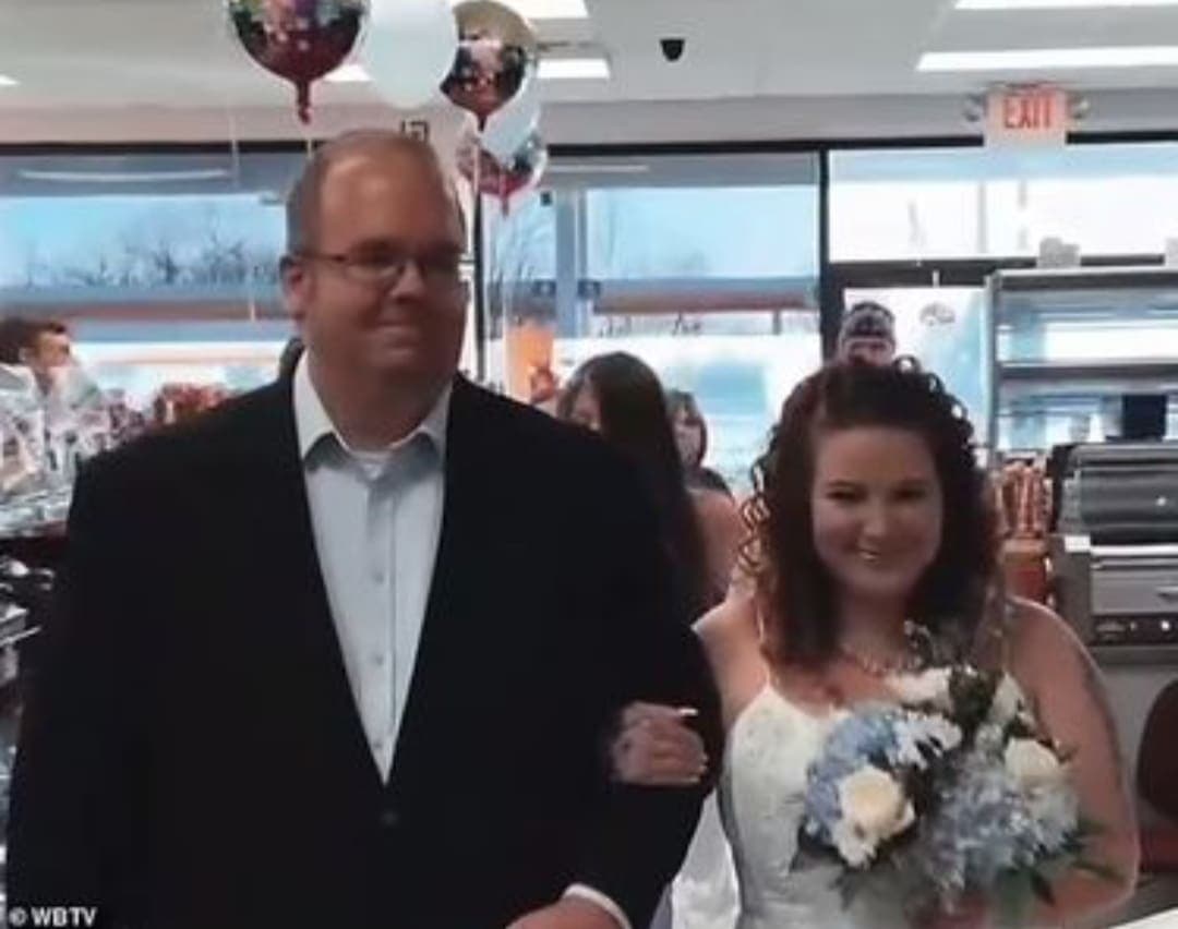 Pareja se casa en los baños de una gasolinera; "no quería ir a la iglesia" 