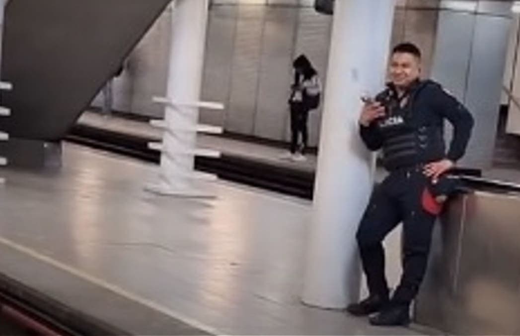 VIDEO: Policía del Metro de CDMX se hace viral por motivar a pasajeros para no llegar tarde