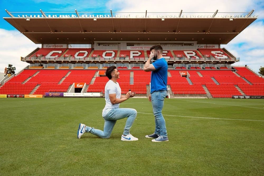 Josh Cavallo, primer futbolista abiertamente gay, pide matrimonio en la cancha del Adelaide United