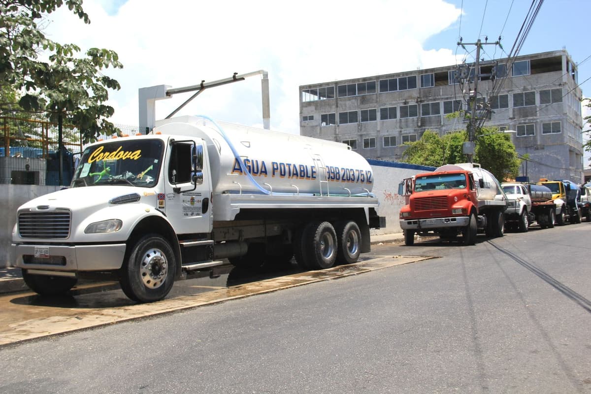 Transportistas de pipas de agua potable hacen negocios con el vital líquido y generan conflictos en Cancún
