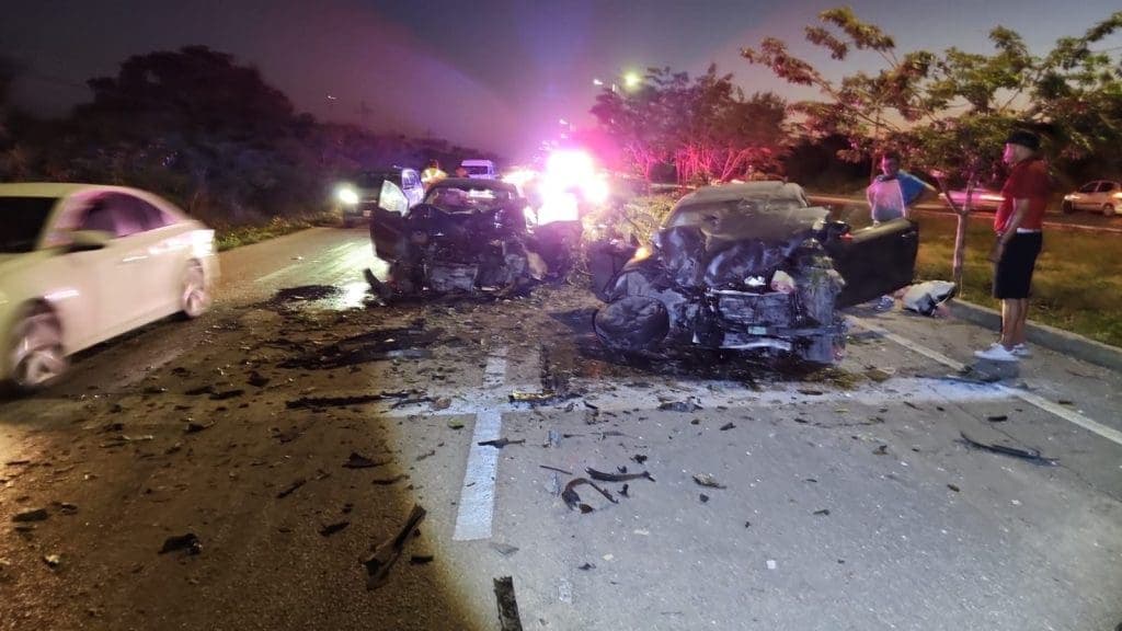 Chocan de frente dos autos en la carretera Cancún-Tulum; reportan una persona muerta