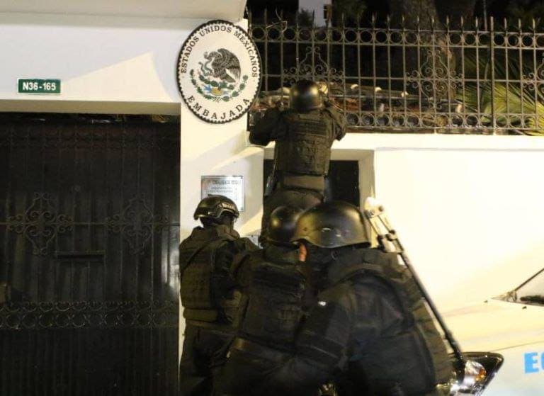 Policías irrumpen en la embajada de México en Ecuador y arrestan al exvicepresidente Jorge Glas (video)