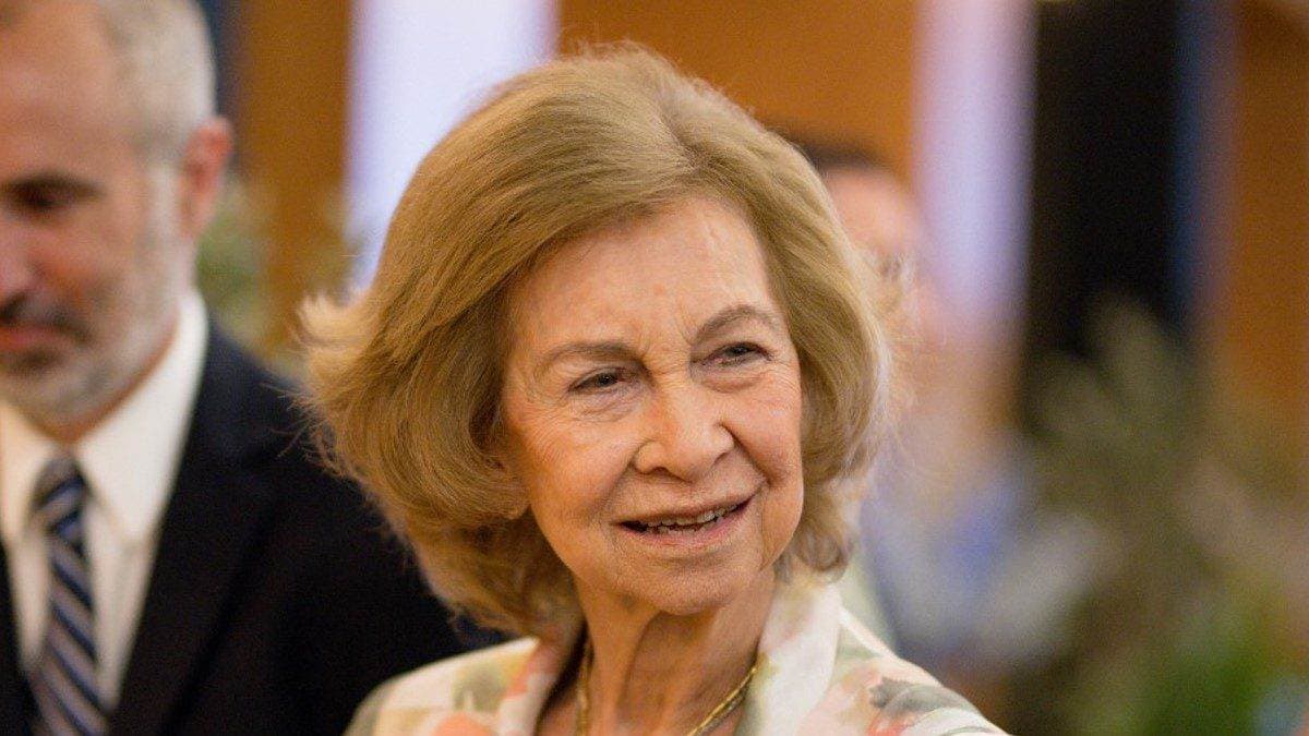 Hospitalizan a la reina Sofía de España