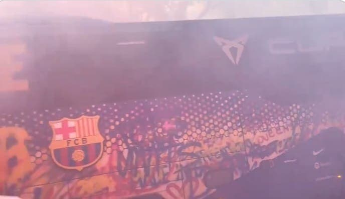 Video: Fanáticos del Barça apedrean su autobús confundiéndolo con el del PSG