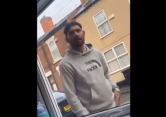 Video: Pervertido se masturba frente a una niña de 13 años en Europa