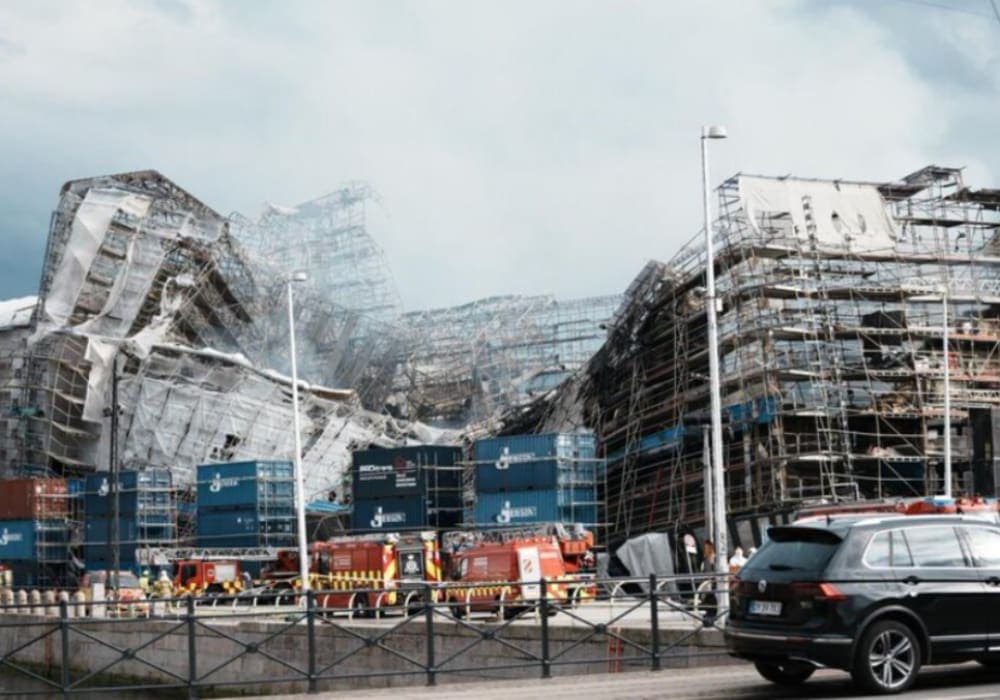 Video: Así colapsó el muro exterior de la histórica Bolsa de Copenhague