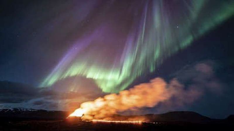 Video: Aurora boreal y erupción de volcán iluminan cielo de Islandia