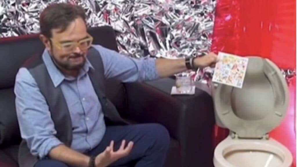 Aleks Syntek lanzó al inodoro un disco de Karol G, "no es para alguien de mi edad"