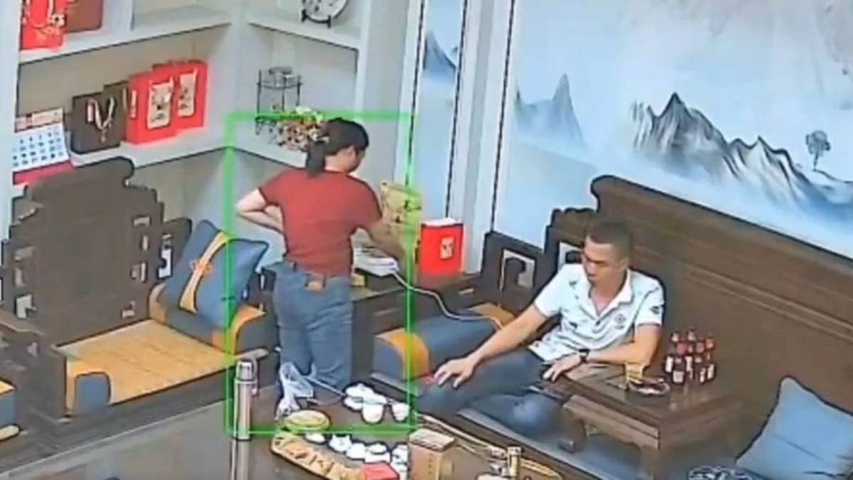 VIDEO: Mujer le vacía agua hirviendo a su pareja por una discusión