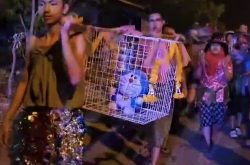 VIDEO: Realizan ritual de la lluvia con peluches de Hello Kitty y Doraemon en Tailandia
