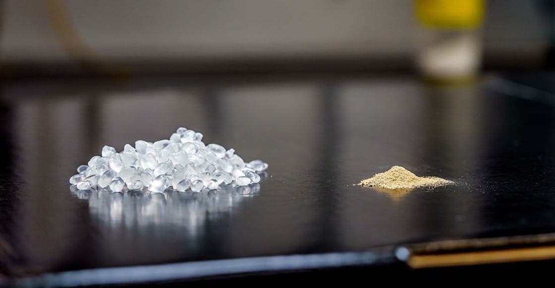 VIDEO: Así se ve el “plástico vivo” que se autodestruye cuando ya no sirve