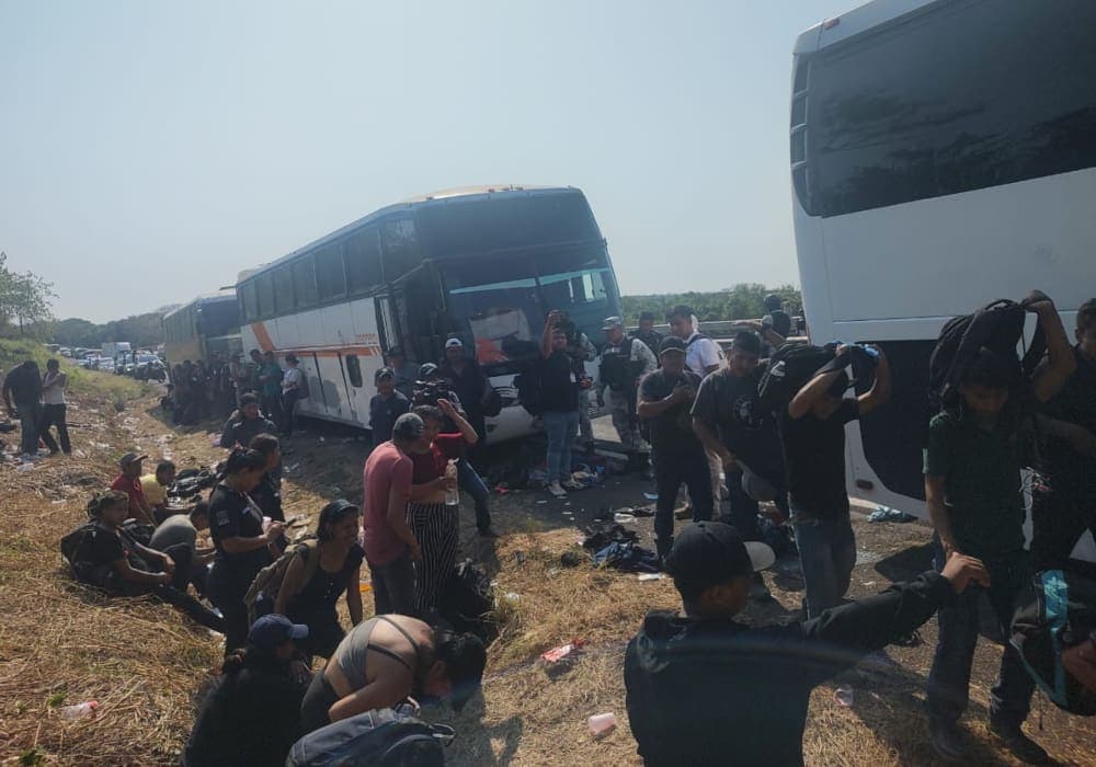 Hallan 407 migrantes "abandonados" dentro de tres autobuses en Veracruz