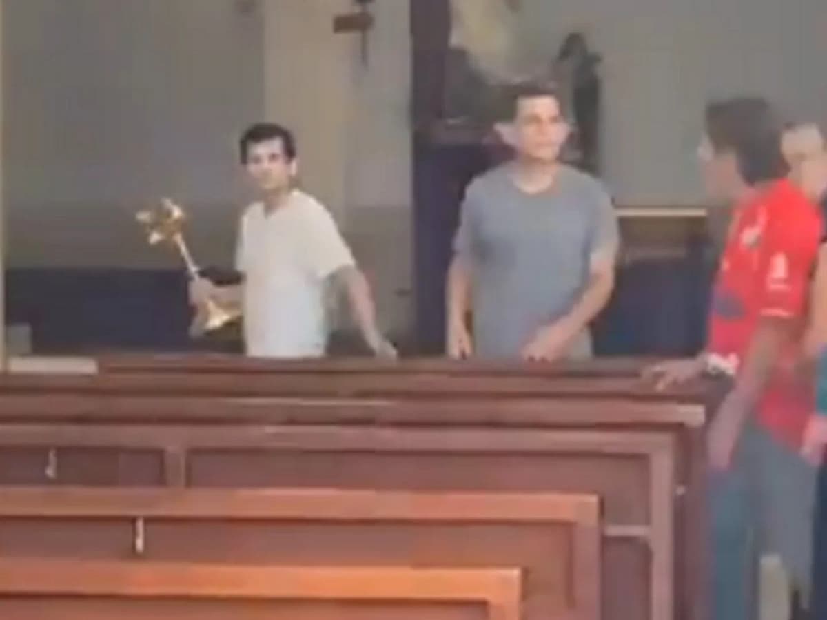 VIDEO: Hombre causa destrozos en iglesia de Culiacán porque se lo ordenó la "Santa Muerte"
