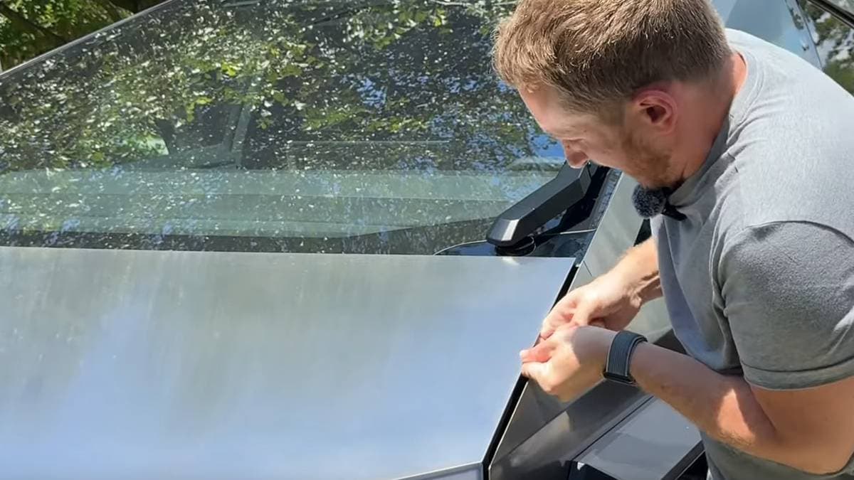 VIDEO: YouTuber casi pierde un dedo con peligrosa maniobra en una Cybertruck