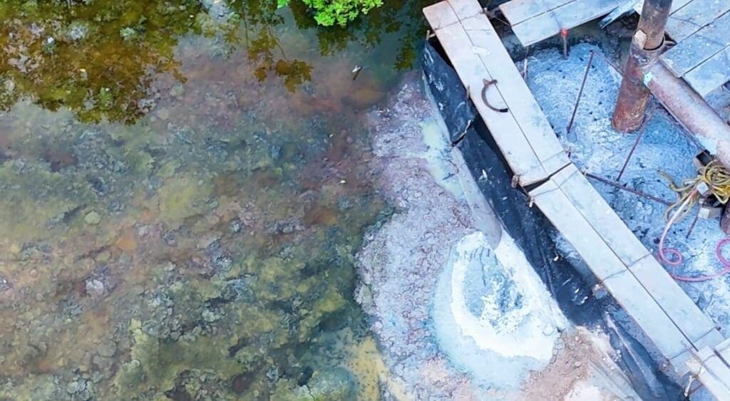 ¡Como con el Tren Maya! Denuncian derrame de cemento, ahora por obras del puente sobre Laguna Nichupté en Cancún