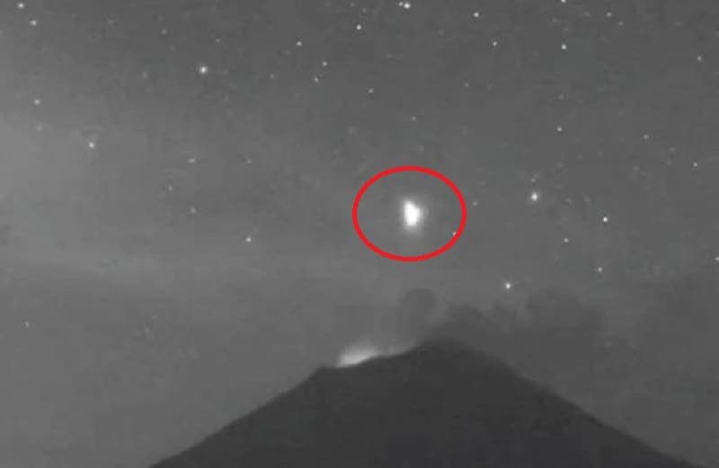 Video: Cámaras de monitoreo captan extraño objeto luminoso sobre el volcán Popocatépetl