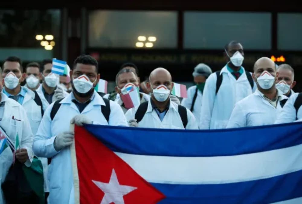Gobierno de AMLO anuncia la llegada de mil 200 médicos cubanos más