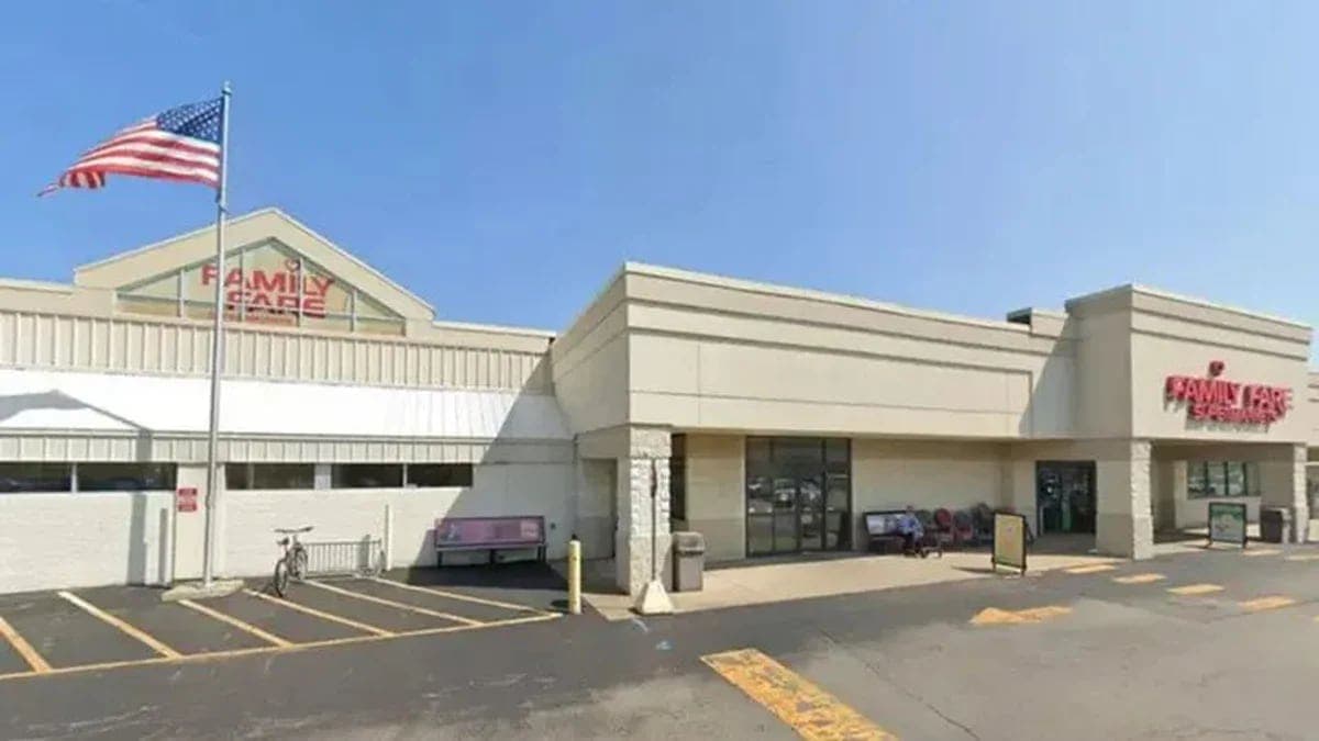 Mujer sin hogar vivió casi un año en el interior de un letrero de una tienda en EEUU