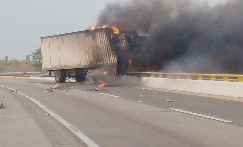 Mueren dos personas calcinadas en accidente carretero en la vía Mérida-Campeche