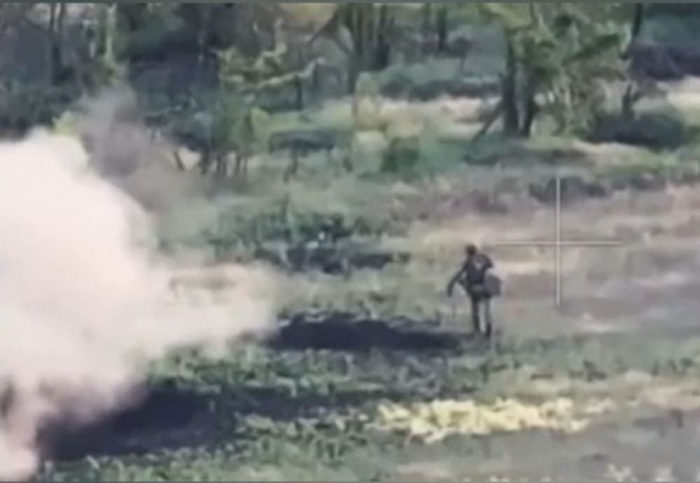 Video: Un soldado ruso esquiva siete ataques de drones kamikaze en Ucrania