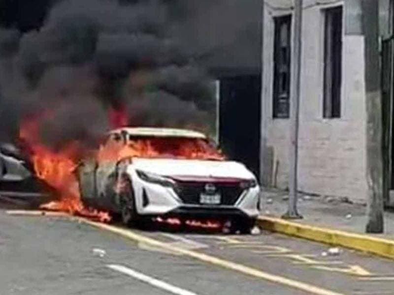 Manifestantes queman patrulla y vandalizan palacio municipal por falta de agua en Veracruz