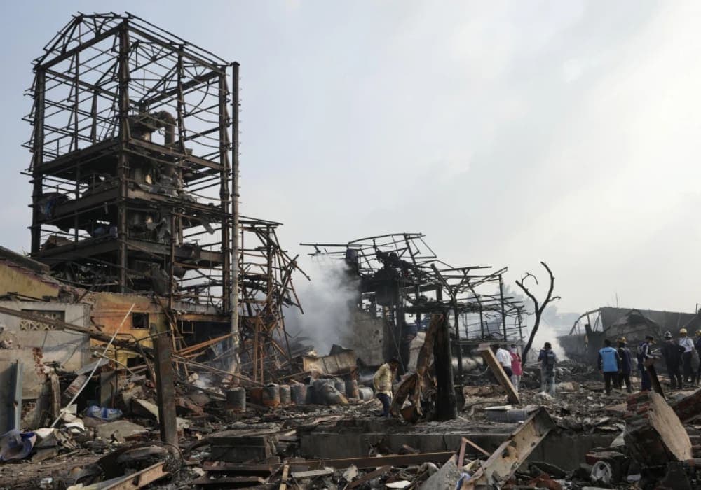 Video: Explota fábrica de productos químicos en India, hay al menos nueve muertos