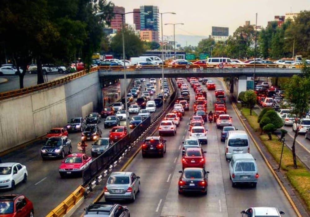 Video: Sujeto golpea a un automovilista en pleno Circuito Interior de CDMX