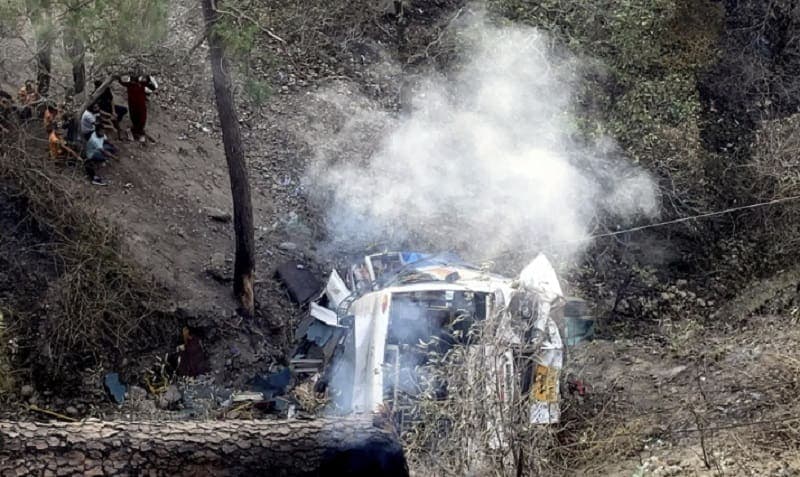 Mueren 21 peregrinos al caer autobús por barranco en India