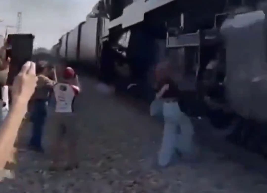 VIDEO: Otra mujer casi es arrollada por locomotora “La Emperatriz” en Coahuila al intentar tomar una selfie