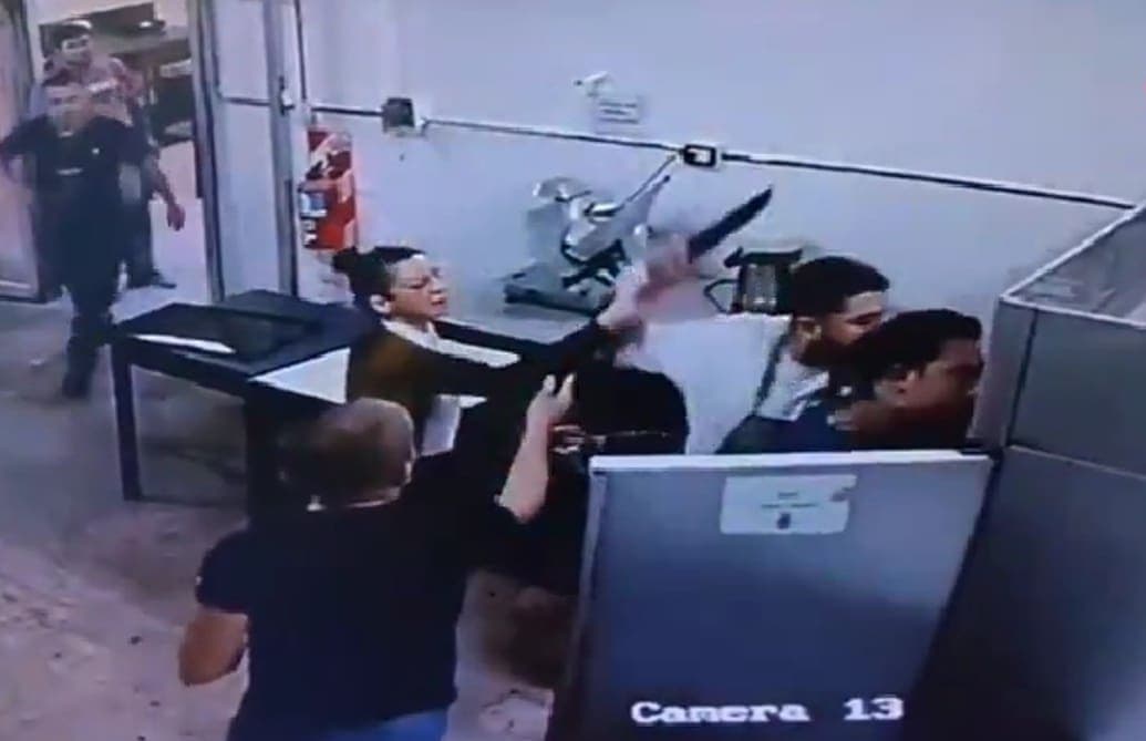VIDEO: Pastelero agrede con cuchillo a chef que lo maltrataba en un bar de Argentina