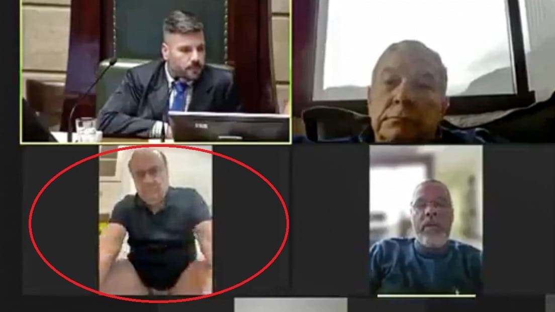 Video: Concejal brasileño aparece sentado en el baño durante una sesión virtual