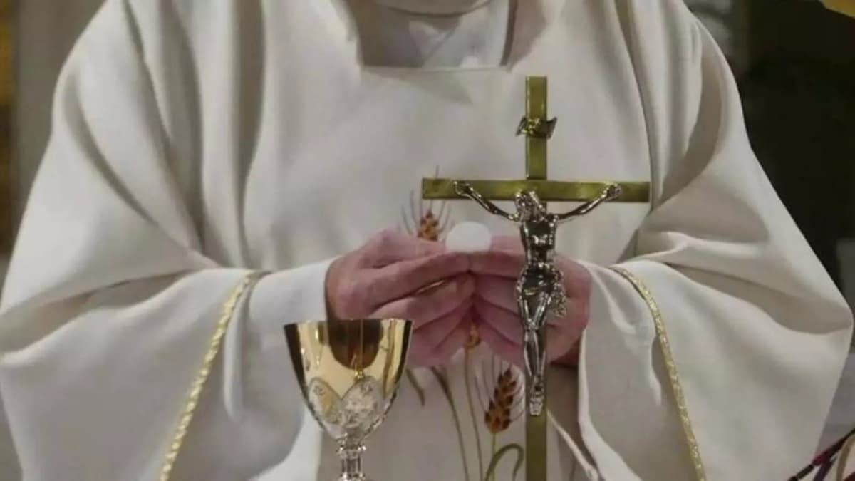 Cura malversa más de 40 mil dólares de la Iglesia jugando videojuegos