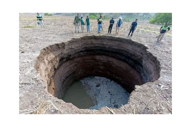 Se abre socavón de 10 metros en Tlapa, Guerrero