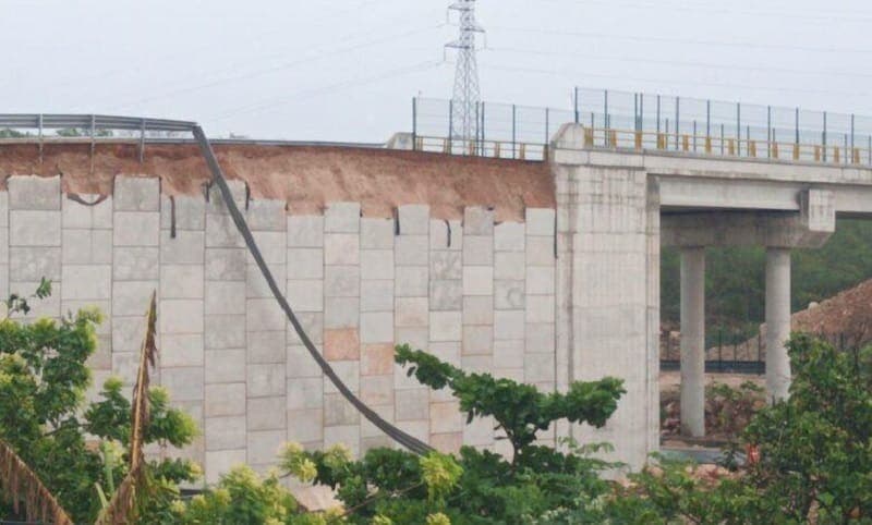 Cae recubrimiento de puente que cruza el Tren Maya en Maxcanú, Yucatá