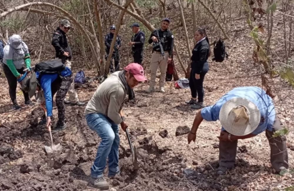 Hallan restos de 16 personas en fosas clandestinas en Jacona, Michoacán