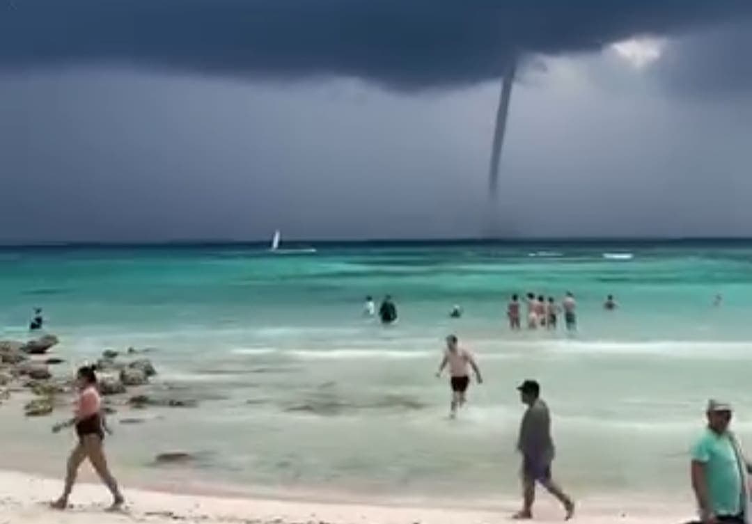 VIDEO: Captan formación de tromba marina en Tulum