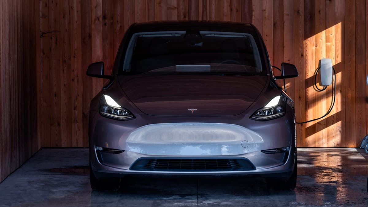 Bebé de un año queda atrapada en auto Tesla sin batería