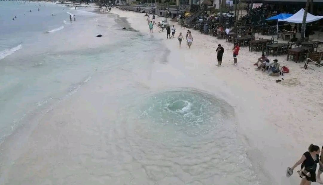 Reportan formación de "ojo de agua" en Playa del Carmen