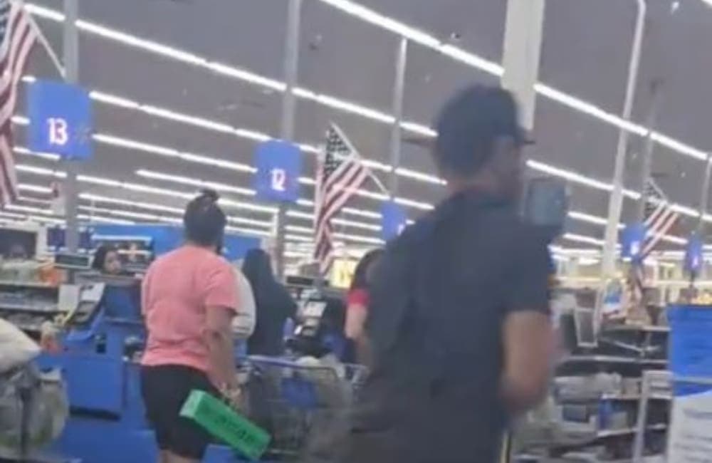 Video: Le gana "del dos" y se hace en un Walmart, no llegó al sanitario