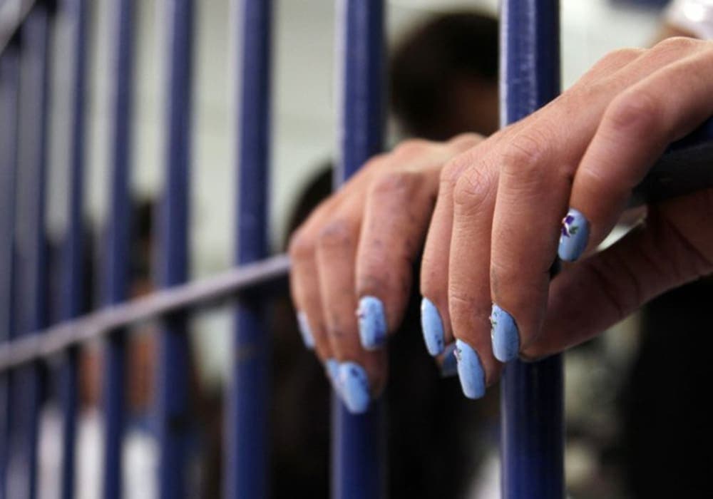 Detienen a una mujer que buscaba controlar las extorsiones y la venta de drogas en Garibaldi, CDMX