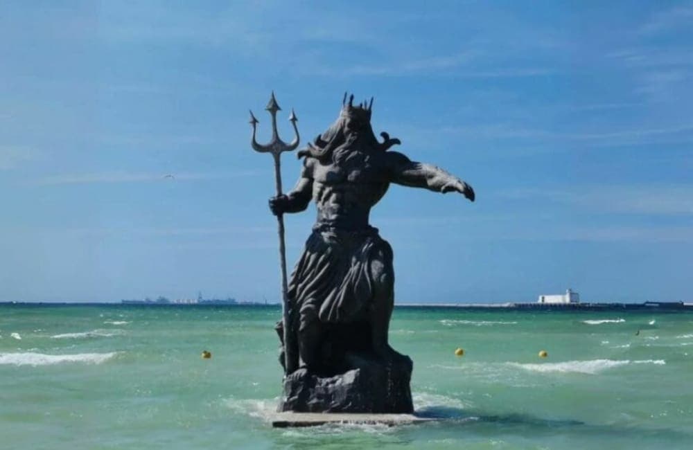 Yucatecos furiosos por la ira de Chaac, organizan evento en Facebook para destruir estatua de Poseidón