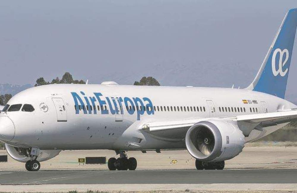 Video: Hombre quedó atrapado en el compartimento de equipaje de un avión tras fuertes turbulencias